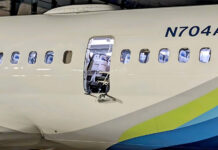 Отверстие на месте заглушки в фюзеляже, которая отлетела во время полета от Boeing 737-9 MAX Alaska Airlines