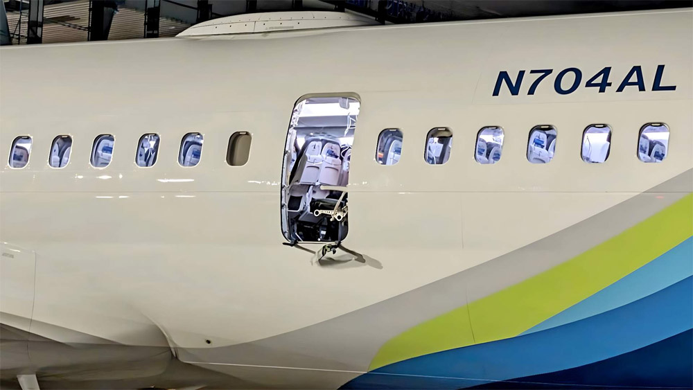 Отверстие на месте заглушки в фюзеляже, которая отлетела во время полета от Boeing 737-9 MAX Alaska Airlines