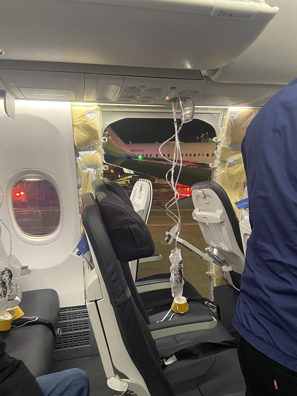 Вид на отверстие в фюзеляже Boeing 737-9 MAX Alaska Airlines