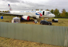 Airbus A320 "Уральских авиалиний" на поле в Новосибирской области, участок обнесен забором