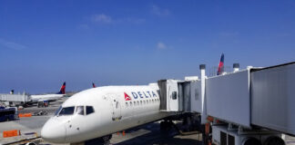 Boeing 757 авиакомпании Delta у телетрапа в аэропорту