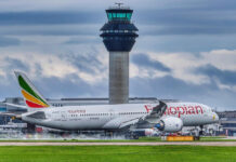 Boeing 787 Ethiopian Airlines на фоне диспетчерской вышки в аэропорту