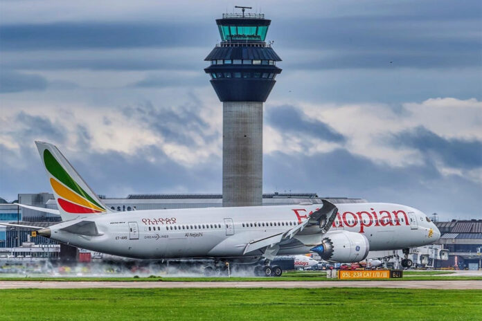 Boeing 787 Ethiopian Airlines на фоне диспетчерской вышки в аэропорту