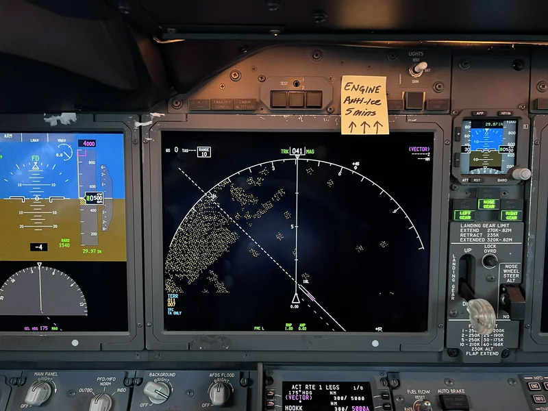 Стикер с напоминанием пилоту в Boeing 737 MAX