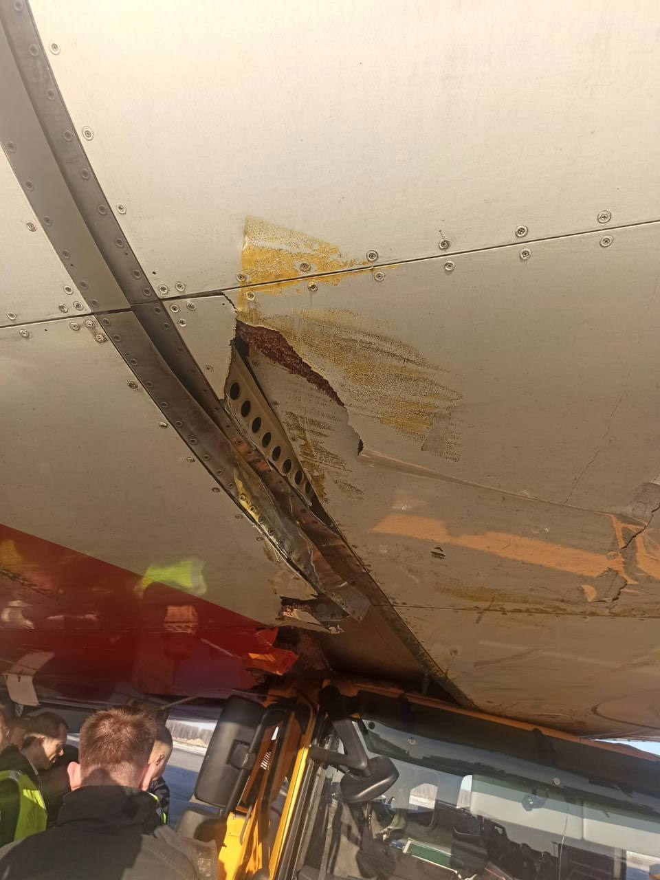 Последствия столкновения водовозки с самолетом Airbus A380 Emirates в аэропорту Домодедово
