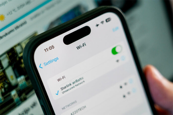 Мобильный телефон, подключенный к Starlink в самолете airBaltic