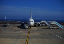 Самолет Boeing 737 в аэропорту во время обслуживания