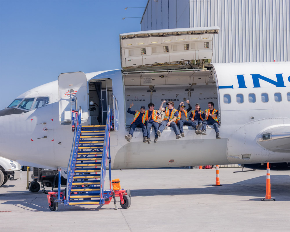 Грузовая дверь в пассажирском салоне Boeing 737-200C