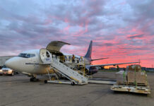 Грузопассажирский Boeing 737-200C авиакомпании Nolinor Aviation