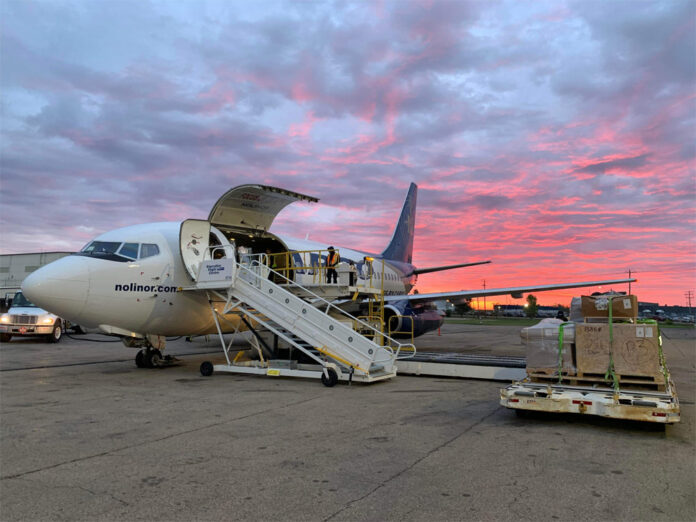 Грузопассажирский Boeing 737-200C авиакомпании Nolinor Aviation