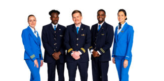 Персонал KLM в форменной одежде и кроссовках