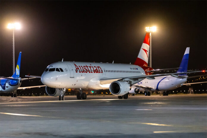 Airbus A320 Austrian Airlines заруливает на стоянку