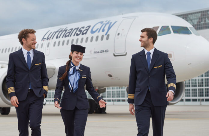 Экипаж на фоне самолета Airbus A319 Lufthansa City