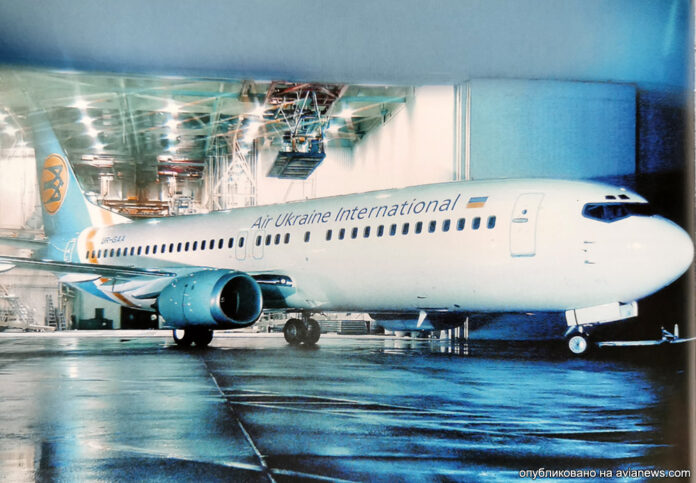 Самый первый самолет во флоте МАУ в 1992 году - Boeing 737-400 UR-GAA. На фюзеляже надпись Air Ukraine International