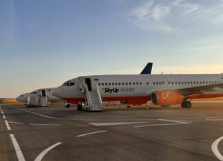 Boeing 737 SkyUp и "Роза Ветров" в аэропорту Кишинев