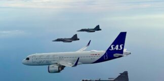Airbus A320 SAS в сопровождении истребителей