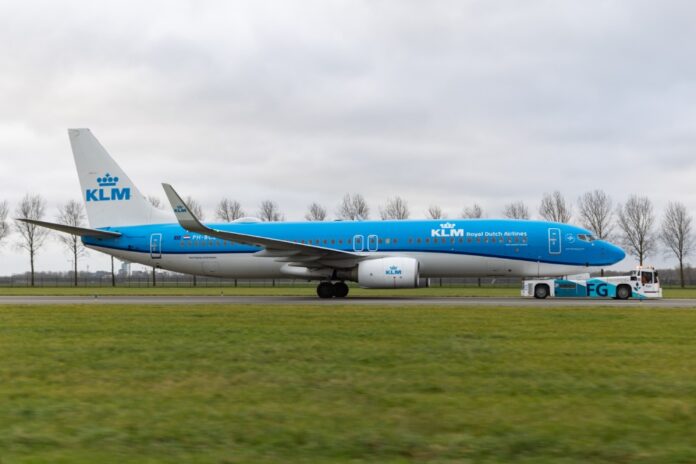Тягач Taxibot буксирует Boeing 737 KLM с пассажирами в аэропорту Схипхол