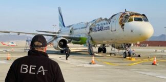 Следователь из бюро BEA на фоне сгоревшего Airbus A321 HL7763 Air Busan в аэропорту Пусана