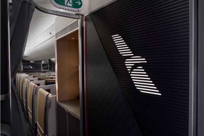Салон бизнес-класса с каютами Flagship Suite в Boeing 787-9 American Airlines