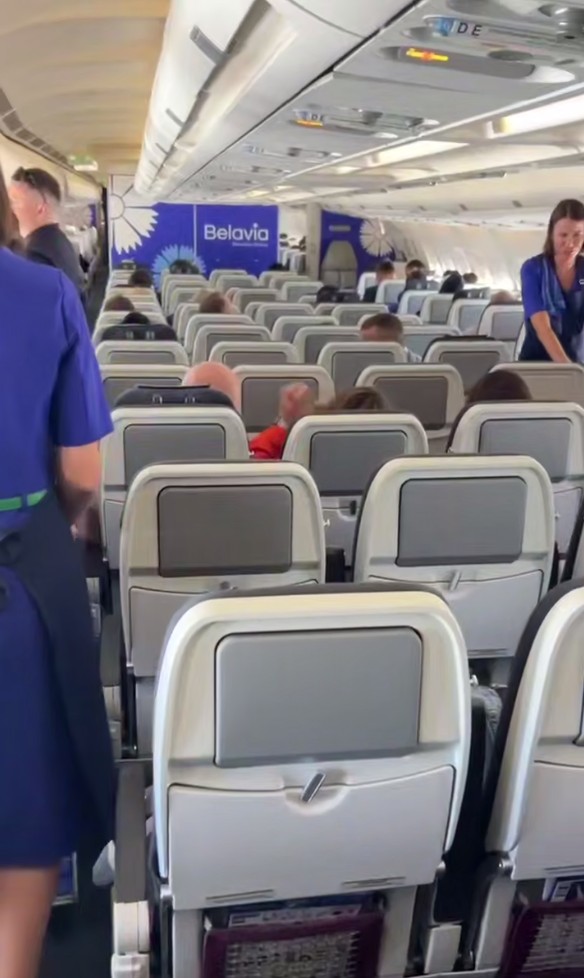 Салон Airbus A330-200 "Белавиа" с демонтированными экранами
