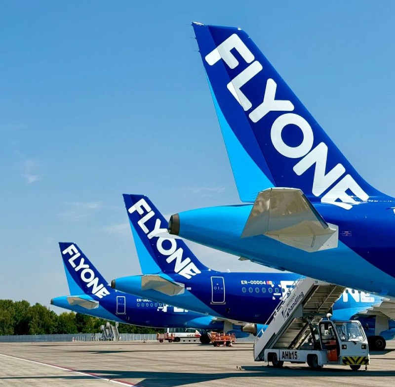 Хвосты самолетов Flyone в новой ливрее