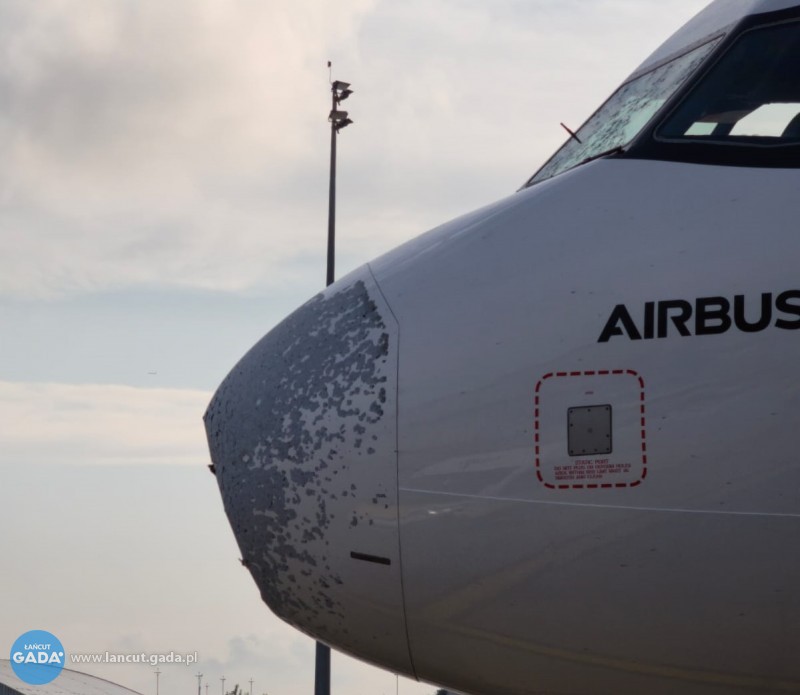 Поврежденный градом нос и лобовое стекло самолета Airbus A321neo 9H-PEB