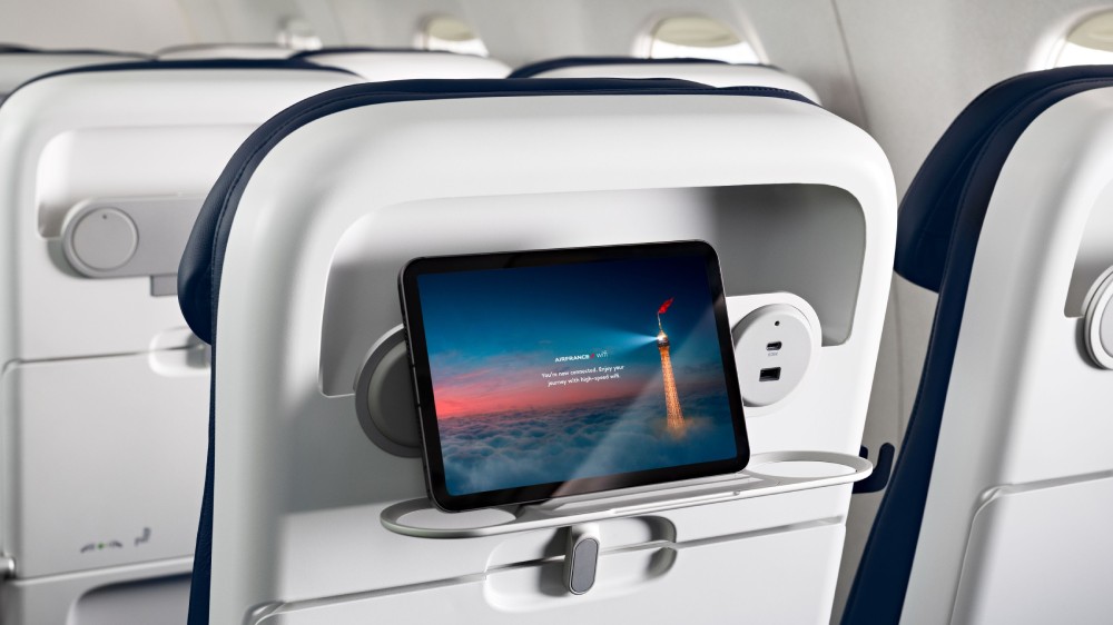Подставка для телефонов и планшетов, зарядные порты USB-A, USB-C на новых креслах Embraer 190 Air France
