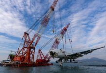 Аэропорт Гонконга показал уникальную операцию по подъему Boeing 747 из моря Подъем фюзеляжа Boeing 747 из моря