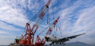 Аэропорт Гонконга показал уникальную операцию по подъему Boeing 747 из моря Подъем фюзеляжа Boeing 747 из моря