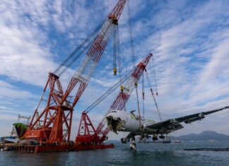 Аэропорт Гонконга показал уникальную операцию по подъему Boeing 747 из моря Подъем фюзеляжа Boeing 747 из моря