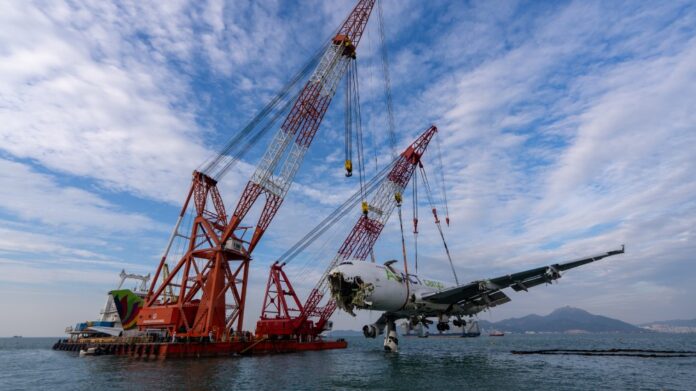 Подъем фюзеляжа Boeing 747 из моря Подъем фюзеляжа Boeing 747 из моря