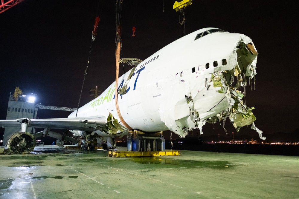 Основная часть фюзеляжа Boeing 747 после подъема из моря