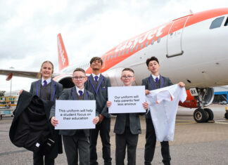 Школьники с элементами формы экипажей на фоне самолета easyJet