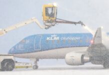 Самолет KLM проходит антиобледенительную обработку