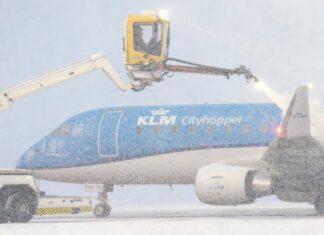 Самолет KLM проходит антиобледенительную обработку